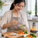 Ibu menyiapkan makanan berbahan ikan untuk bayi di dapur
