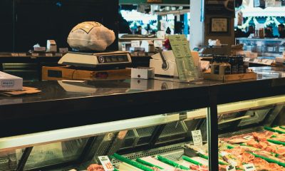 Awali percakapan dengan salam ramah, kebutuhan menu, dan pertanyaan tentang jumlah porsi