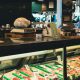 Awali percakapan dengan salam ramah, kebutuhan menu, dan pertanyaan tentang jumlah porsi